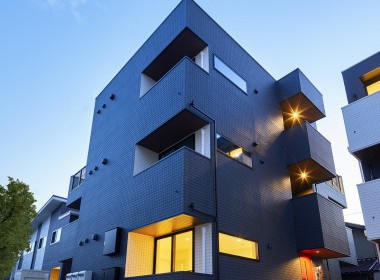 限られた土地面積を最大限に生かし、白で統一した内装が印象的な1K物件