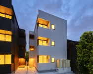 二面道路をうまく利用し敷地いっぱいにプランニングした二棟のうちの一棟