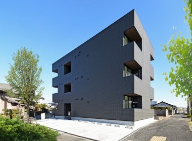 県道沿いに魅せる重厚感ある外観を持つ物件