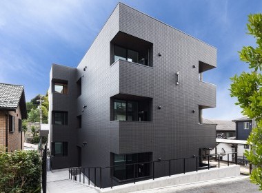 高低差ある敷地で建築を可能にする！擁壁で形成されたアプローチが興味を惹く物件