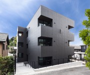 高低差ある敷地で建築を可能にする！擁壁で形成されたアプローチが興味を惹く物件