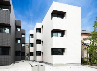 さわやかさを感じさせる白い外観の物件