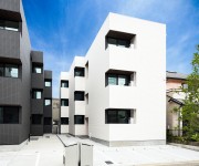 さわやかさを感じさせる白い外観の物件